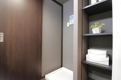 【洗面所】 | ルネヒューマンズガーデン鶴見 | 洗面室には可動棚収納つき！