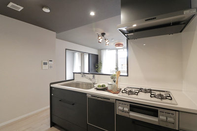 【キッチン】 | ルネヒューマンズガーデン鶴見 | 家事をしながらでもリビングを見渡せる対面式キッチン。キッチンに立っている時も、家族や友人の顔を見ながら会話ができます。