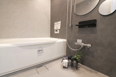 【浴室】 | ルネヒューマンズガーデン鶴見 | グレーのパネルがかっこいいユニットバス。雰囲気のある丸型ミラーを採用しています。