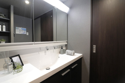 【独立洗面台】 | ルネヒューマンズガーデン鶴見 | ワイドで使い勝手の良い独立洗面台。