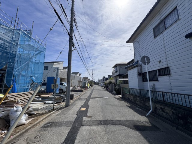 松戸市新松戸６丁目新築戸建【新松戸南小学校：4分】の前面道路含む現地写真|南側前面道路・幅員約6ｍ