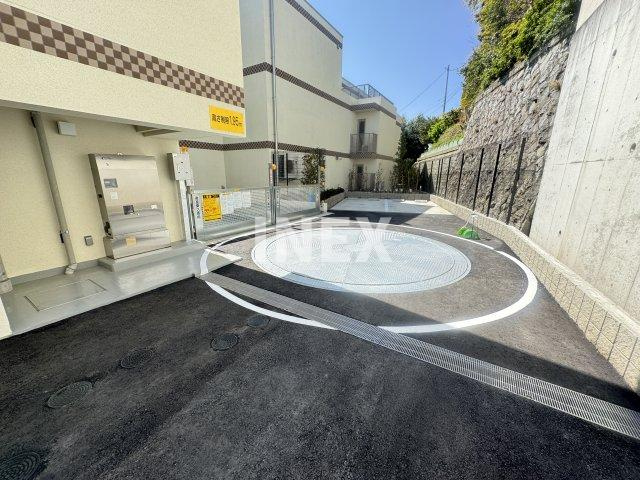 横浜市神奈川区松ケ丘の賃貸マンションの駐車場
