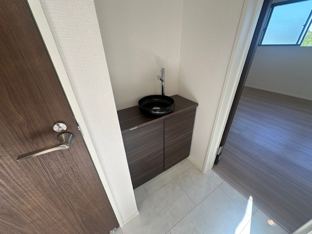 パントリーにシューズクロークにダブルボウル洗面だと...【保土ケ谷区上菅田町新築戸建】のその他|玄関前で手が洗えるのは良いですね