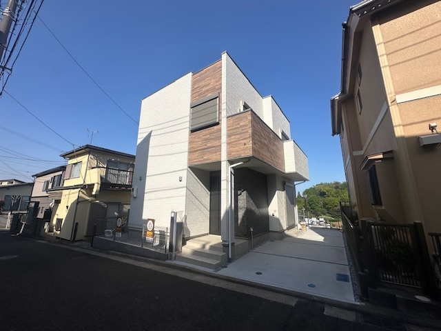 パントリーにシューズクロークにダブルボウル洗面だと...【保土ケ谷区上菅田町新築戸建】の外観|きれいな外観です