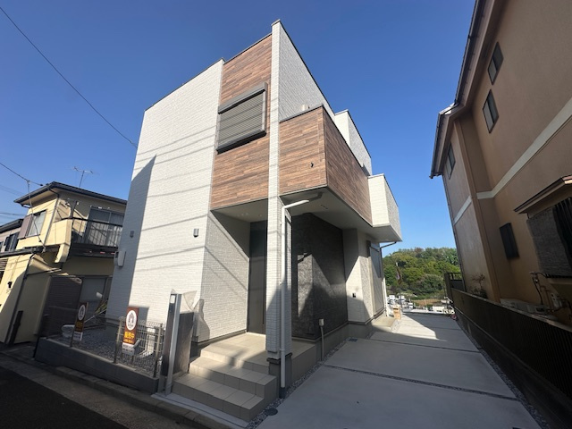 パントリーにシューズクロークにダブルボウル洗面だと...【保土ケ谷区上菅田町新築戸建】の外観|建物外観を気になさる方へ、見た目の良い物件です