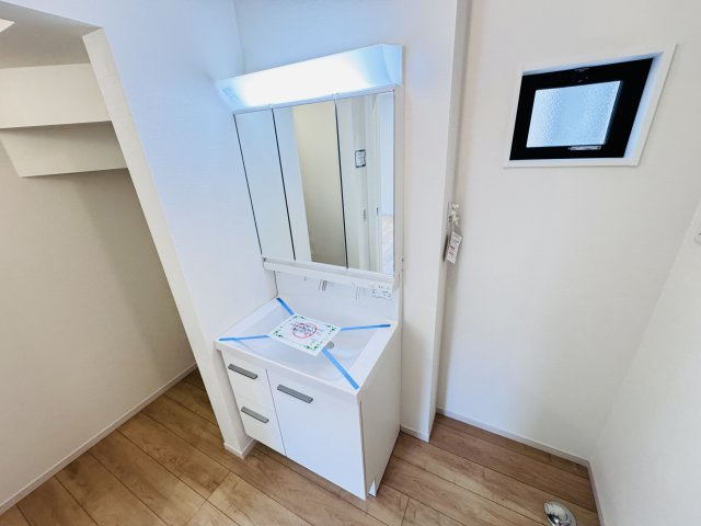 松戸市栄町８丁目新築戸建【旭町小学校:9分】の独立洗面台|シャワーヘッド付き三面鏡洗面化粧台