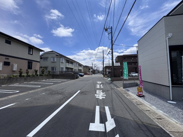 松戸市栄町８丁目新築戸建【旭町小学校:9分】の前面道路含む現地写真|北側前面道路・幅員約9.1ｍ