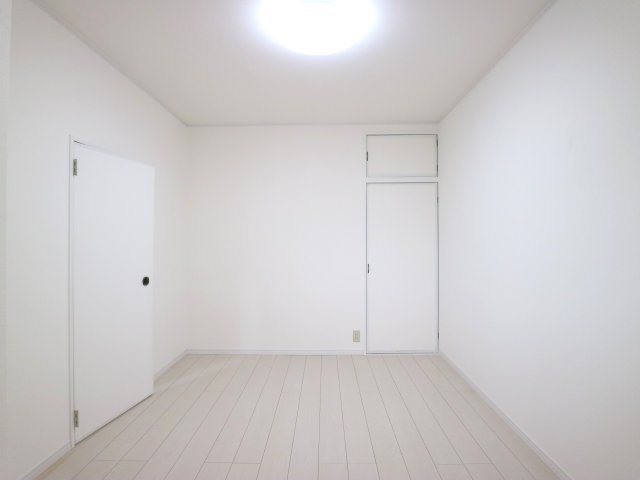 レピュート吉野の洋室