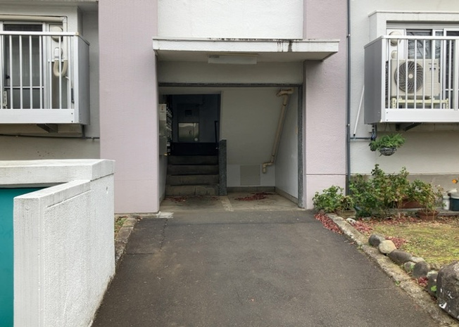 【エントランス】 | 木曽住宅ト | マンションのエントランスには、もともと風よけや防犯の役割がありますが、マンションによって宅配ボックスなどの設備が備わっている所もあります。日々の生活をイメージしながら生活しやすさをチェックしましょう。