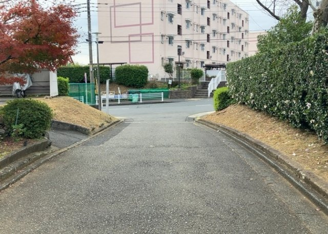 【ロビー】 | 木曽住宅ト | ラウンジは、マンションの共用スペースに椅子やテーブルなどを配置した利用者が寛げる空間です。屋内型ラウンジと屋外型ラウンジがあります。共用部分の管理状況と合わせて、詳細については現地でご確認ください。