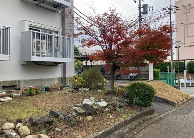 【受付】 | 木曽住宅ト | 受付はマンションコンシェルジュがいる場合もあれば、管理人が滞在する小部屋を総称して呼ぶことがあります。主にエントランスに設置されていることから、防犯面でも期待ができます。防犯設備がない場合はより安心！