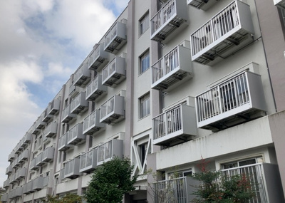 【防犯設備】 | 木曽住宅ト | 室内の防犯設備もチェックしましょう！モニター付きインターホンが設置されているか、防犯シャッターが設備されているか、ベランダに人が上がってきにくい高さかなどチェックしておくと入居後も安心できるでしょう。