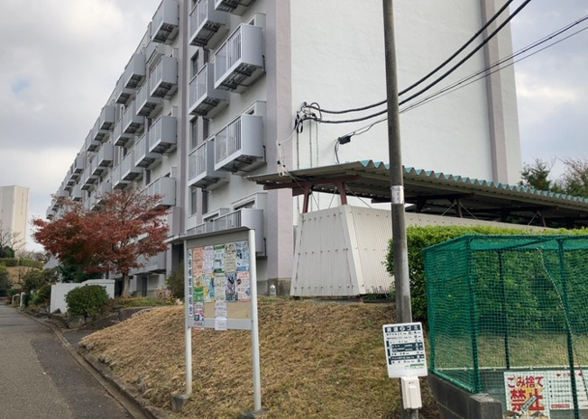 【外観】 | 木曽住宅ト | 隣家の土地はどうなっているのか、生活利便施設が近くにあるのか、学校まで近いかなど、お客様のライフスタイルにあわせたイメージが重要です。また、近くにあると困る施設が近くにないかも確認するといいでしょう。