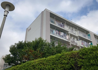 【現況写真】 | 木曽住宅ト | 道幅が広い場所は日当たりや風通が良好です。幅が広いのですれ違いも可能ですし大きな車でも駐車可能！一方で、大型車が通ることも多くなるため交通量の増加により騒音に繋がります。また土地の値段が高くなります。
