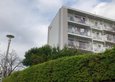 【構造・工法・仕様】 | 木曽住宅ト | ＲＣ造、Reinforced Concreteは直訳すると補強されたコンクリートです。主に柱や梁・床・壁が鉄筋とコンクリートで構成おり、鉄筋を組んだ型枠にコンクリートを流し込んで固めたものを指します。