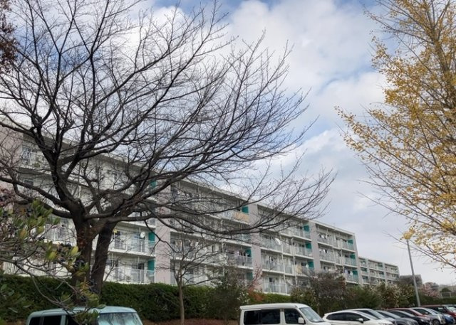 【構造・工法・仕様】 | 木曽住宅ト | ＳＲＣ造は強度や耐震性の面でもRC造と比べて優れています。そのため、10階建以上の高層または超高層マンションなどの建築にも多く採用されています。柱や梁などのサイズが小さくても高い耐震性を確保できます。
