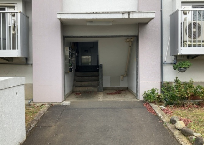 【玄関】 | 木曽住宅ト | 玄関は家の顔でもあり、家族以外の目にも止まる場所です。玄関は外との間を仕切る扉、靴などをしまっておく収納スペース、靴脱ぎのたたきスペース、来客とのやり取りをするドアホンなど複数のアイテムからなります。