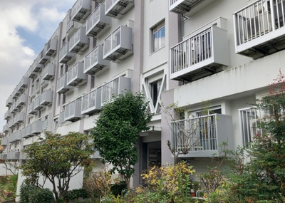 【内装】 | 木曽住宅ト | 共用部分は、一棟の建物に住む区分所有者全員が共同で所有するとし、共用部分の管理、補修などは、区分所有者で形成される管理組合が行います。個人の判断で勝手に変更することはできませんので覚えておきましょう。