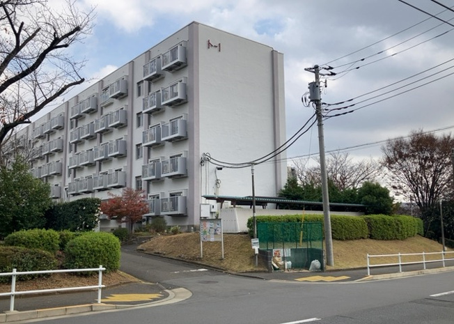 【外観】 | 木曽住宅ト | 外観はマンション管理がされているかの目安になります。築年数が古いと、壁面は劣化してひび割れが生じることも！建物が古びていても細かいところが修繕されていると、きちんと管理されているなぁと感じるでしょう。