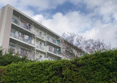 【バルコニー】 | 木曽住宅ト | 一般的なバルコニーは、奥行1.5ｍ程ですが、ワイルドバルコニーは2ｍまで広がっています。そのため洗濯物の間隔をあけ干すことができ、乾きやすいというメリットや、ガーデニングが楽しめる等の特徴があります。