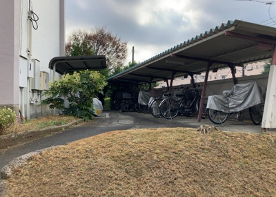 【駐車場】 | 木曽住宅ト | 車一台あたりに必要なスペースは、標準サイズの普通自動車で横幅2m50cm、長さ5mは必要になります。ただし、乗降のことも考慮して横幅3m30cm、長さ5m50cmほどは確保できるところを選びましょう。