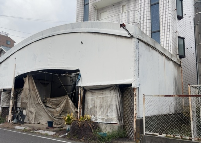 【外観】 | 土地の形が極端に長細かったり、狭小地、あるいは道路との高低差がある傾斜地だった場合、後々売ろうとしても買い手がつかない場合もあります。後々、売却することになった時に価値の下がらない土地を選びましょう。
