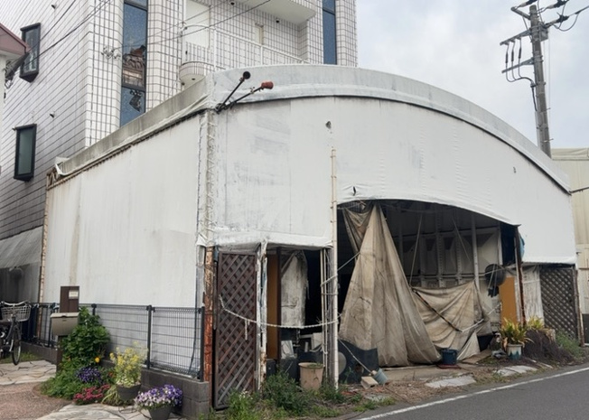 【外観】 | 家を建てる場合、方位は要チェックです。現実的に日当たりのよい家ならばリビングは南側、建築基準法でも北側に当たる家への配慮は求められています。土地を見学に行く際は、方位磁針を持って行くようにしましょう。