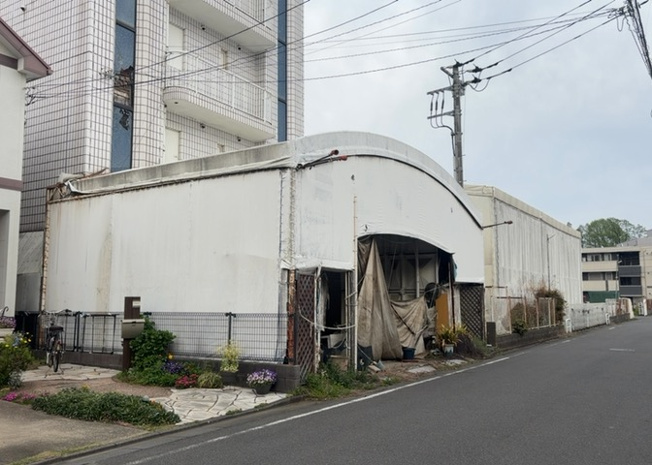 【外観】 | 土地を買う際、住む地域の自治体や福祉の補助制度にも注目してみましょう。子供や老人の医療補助やゴミ出しのルールなど、自治体によってルールに大きな違いがあるため、暮らしやすい土地で判断するとよいでしょう。