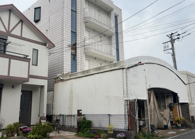 【外観】 | 土地の前の道路に消火栓が設置されていることがあります。この場合、道路交通法第45条第1項により、駐車禁止の場所が指定されています。そのため、車庫などの駐車スペースをつくることができない場合があります。