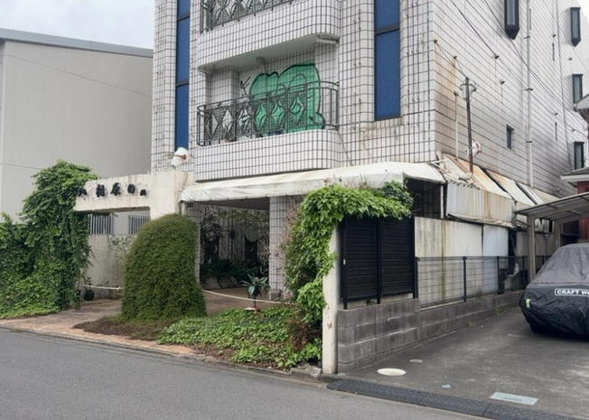 【外観】 | 隣家の土地はどうなっているのか、生活利便施設が近くにあるのか、学校まで近いかなど、お客様のライフスタイルにあわせたイメージが重要です。また、近くにあると困る施設が近くにないかも確認するといいでしょう。
