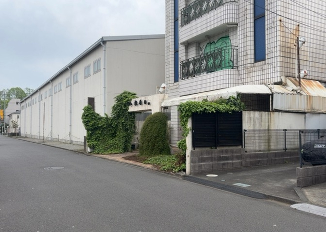 【外観】 | 土地購入を検討されている場合、境界杭がない状態で購入してしまうと境界確定測量をする必要があり、費用がかかります。購入の前に、売主、隣土地所有者立ち合いのもと境界を確定し境界杭を設置するのがベストです。
