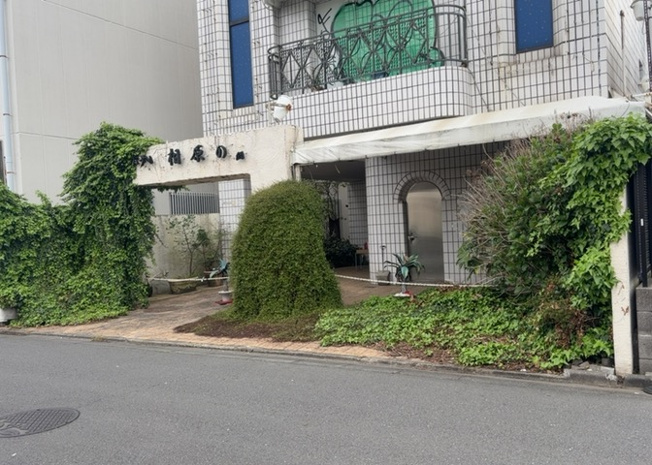 【外観】 | 家を建てる前提で土地を探している場合、地盤の丈夫さは譲れない条件の一つです。地盤が脆弱だと追加工事が必要となります。また、過去に地盤沈下や液状化現象を起こした土地は、できるだけ避けた方がいいでしょう。