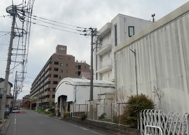 【外観】 | 人が暮らすうえで日光は大切な要素となります。日当たりの良さは譲れないポイントですね。併せて近くに大きな建築物の建築予定がないか、あるいはそれが可能な土地が近くにないか事前に確認することもお勧めします。