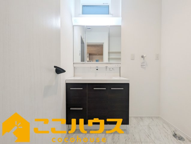 沖縄市登川　新築戸建て　全5棟　3号棟の独立洗面台|独立洗面台は収納豊富な三面鏡