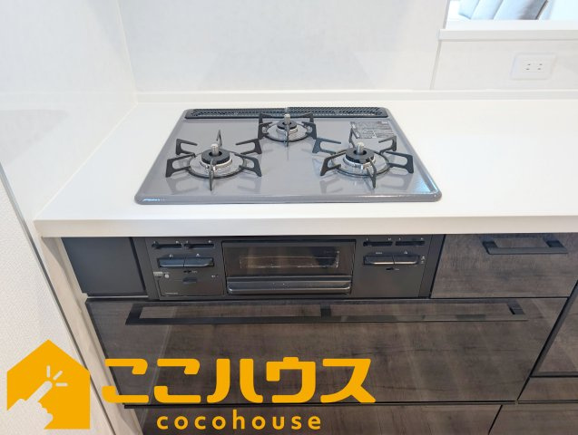 沖縄市登川　新築戸建て　全5棟　3号棟のキッチン|三口コンロ
