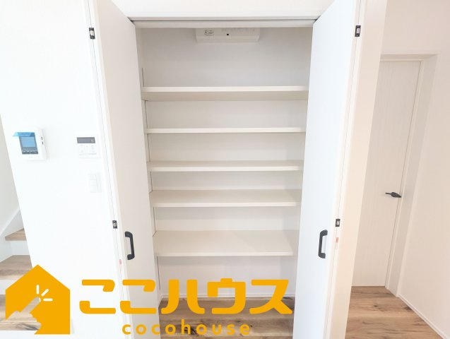 沖縄市登川　新築戸建て　全5棟　3号棟の収納|リビング収納もございます