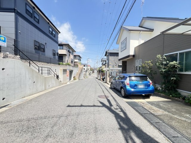 香芝市真美ケ丘７丁目　の前面道路含む現地写真