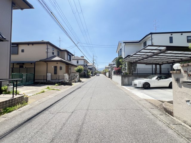 香芝市真美ケ丘７丁目　の前面道路含む現地写真