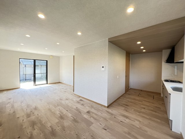 香芝市真美ケ丘７丁目　の居間・リビング|大きな窓から光が差し込む、開放感あふれるLDKでゆとりある暮らしを実現