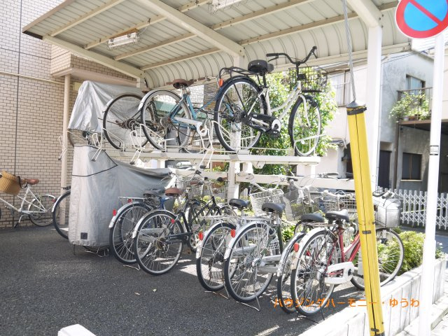【駐輪場】 | ランドステージ雑司が谷 | 屋根付きの駐輪場となっていますので、雨の日でも大切な自転車が濡れずに済みます。