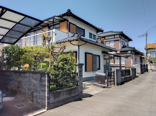 売土地　長泉町下長窪の外観|南側には手入れの行き届いたお庭が広がり、四季を感じながらゆったりとした時間をお過ごしいただけます。バルコニーには屋根が設けられており、急な雨でも安心してお洗濯物を干すことが可能です。