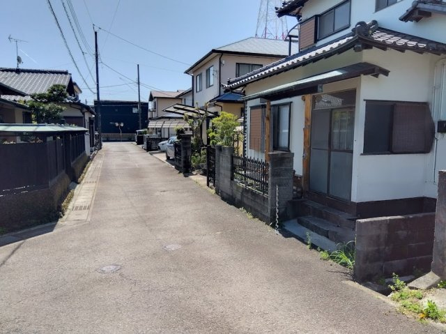 売土地　長泉町下長窪の周辺|落ち着いた住宅街に位置し、周囲は穏やかな街並みが広がる住環境です。前面道路は見通しが良く、車の通行も比較的少ないため、安心してお住まいいただけます。