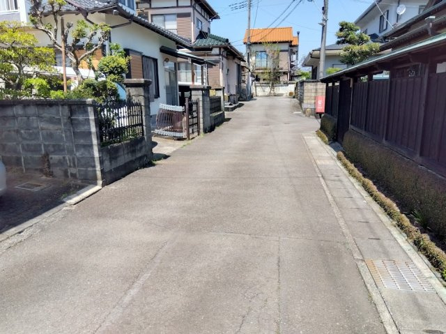 売土地　長泉町下長窪の周辺|前面道路はゆとりのある幅員で、車の出し入れもスムーズに行えます。落ち着いた住環境が魅力の立地です。周囲は戸建て住宅が建ち並ぶ静かなエリアで、小さなお子様のいるご家庭にも安心です。