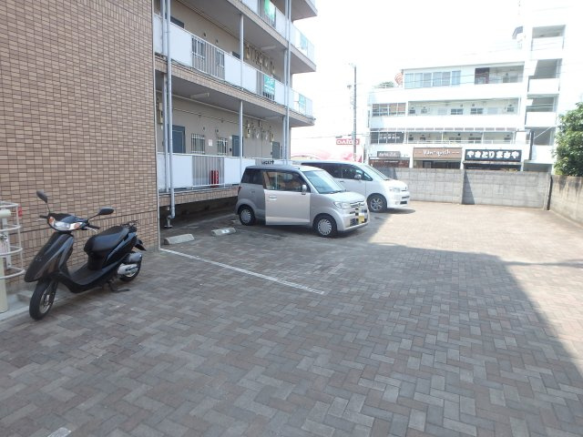 【駐車場】 | エスペランスモンドⅡ | 駐車場があるので、車を買う予定の方も安心です