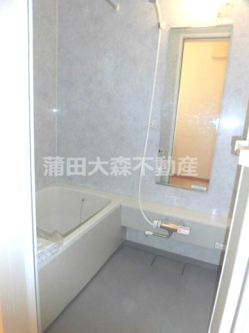 ガーデンコート多摩川の浴室|追焚と+浴室乾燥機+窓付きのバスルーム　お風呂