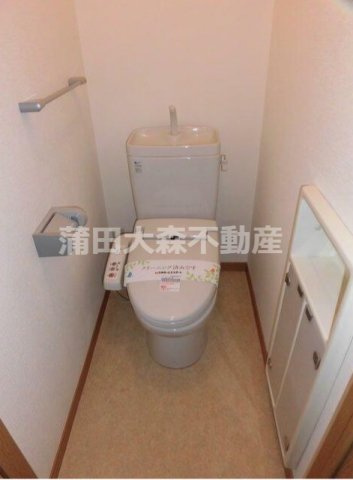 ガーデンコート多摩川のトイレ|収納と温水洗浄便座付きのトイレ