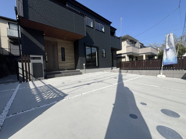 来客いつでもウェルカムな駐車場３台・自転車の子供10人来ても大丈夫♪な【都筑区加賀原1丁目新築戸建】の駐車場|駐車場があるので、車を買う予定の方も安心です