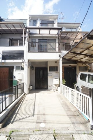 安倉西4丁目テラスハウスの外観