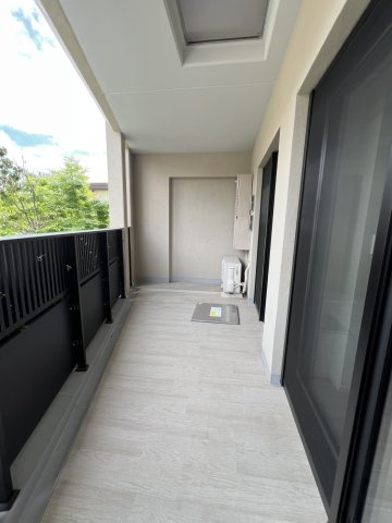 バルコニーは幅と奥行きがあります