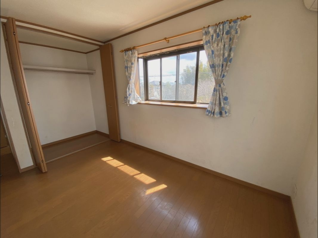 八街は　中古戸建　駐車場４台の洋室
